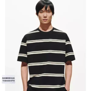 O1CN013IC3Hb2FYaxIgizHz_2104668892.jpg_q50.jpg_.webp UR2026夏季新款男装简约撞色条纹情侣圆领宽松短袖t恤UMB460004