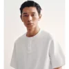 O1CN01zQHg0q2FYaxCDtlSS_2104668892.jpg_q50.jpg_.webp UR2026夏季新款男装气质简约日常纽扣老钱风圆领短袖t恤UMM460040