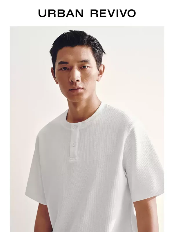 O1CN01zQHg0q2FYaxCDtlSS_2104668892.jpg_q50.jpg_.webp UR2026夏季新款男装气质简约日常纽扣老钱风圆领短袖t恤UMM460040